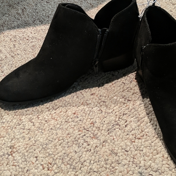 Old Navy black suede material heel boot - Picture 3 of 3